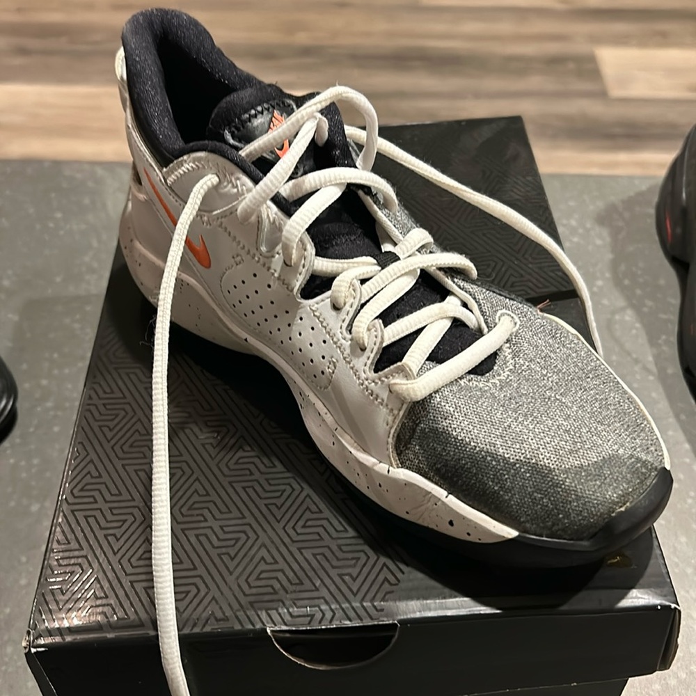 NIKE freak 2 size 5.5 youth